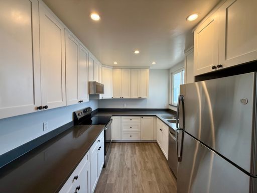 Top Floor 3BR/2BA w/ Updated Kitchen & Parking! – photo 1