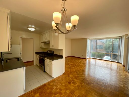 650 Lake Street - 2Bed/2Bath with Parking Available! – photo 1
