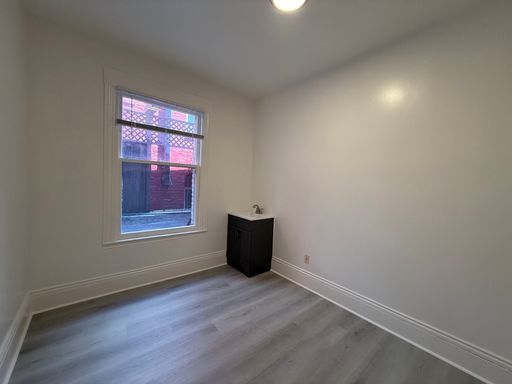 Newly Renovated, Private Room in Chinatown – photo 1