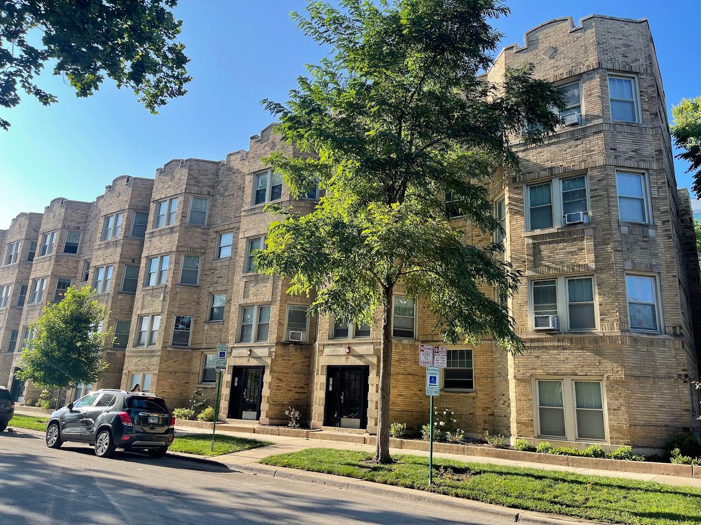 Oak Park Apartment: 1136-1148 Pleasant St.