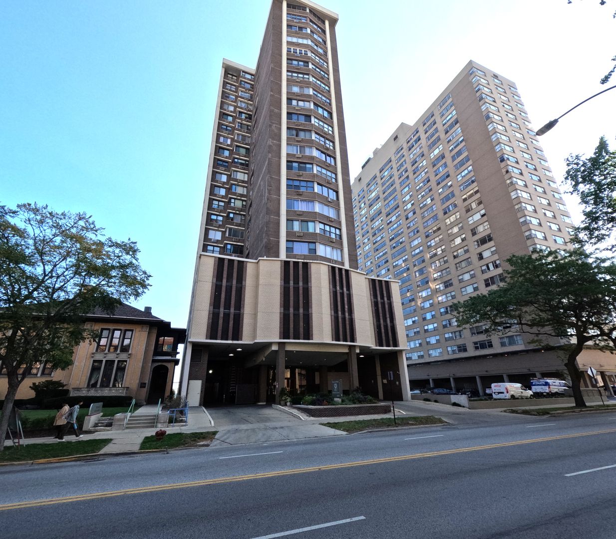 Chicago Apartment: 6325 N Sheridan Rd