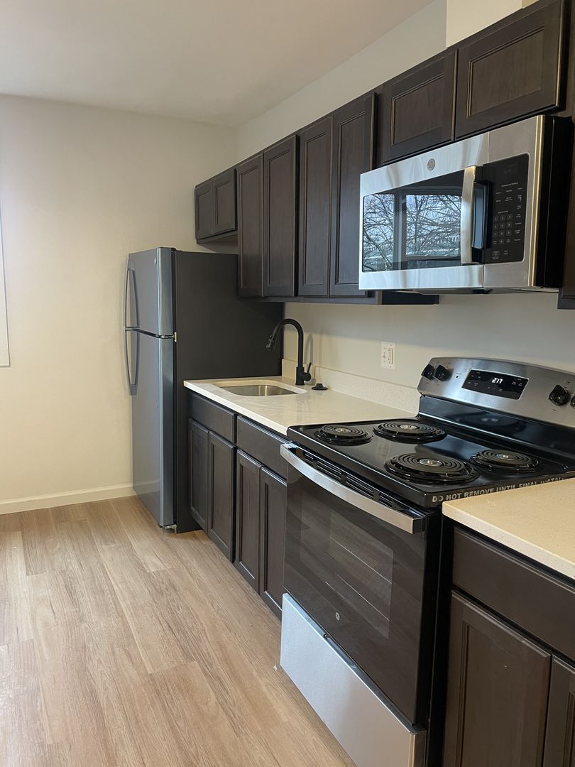 Washington Apartment: 525 7th Street, NE