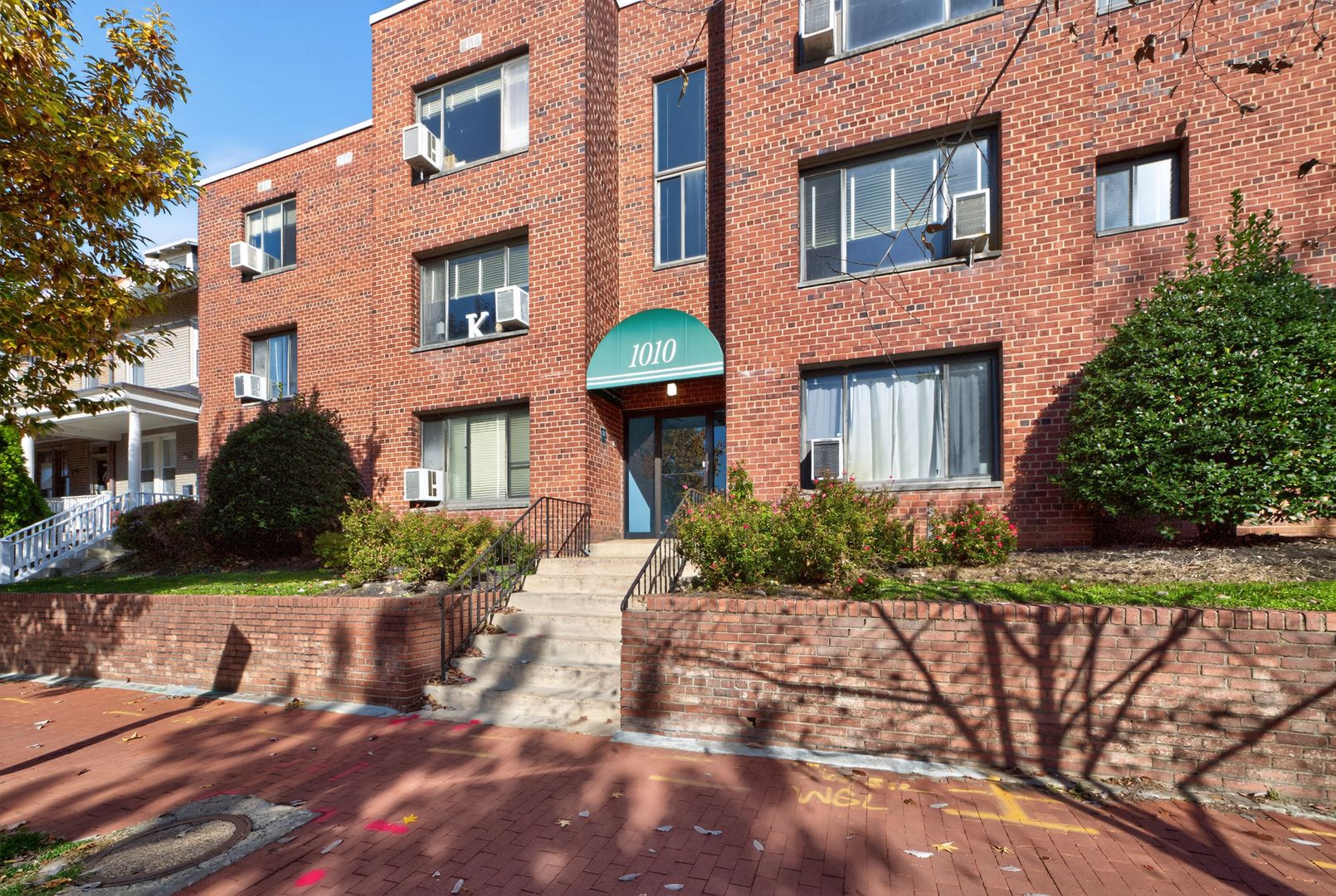 Washington Apartment: 1010 G St NE