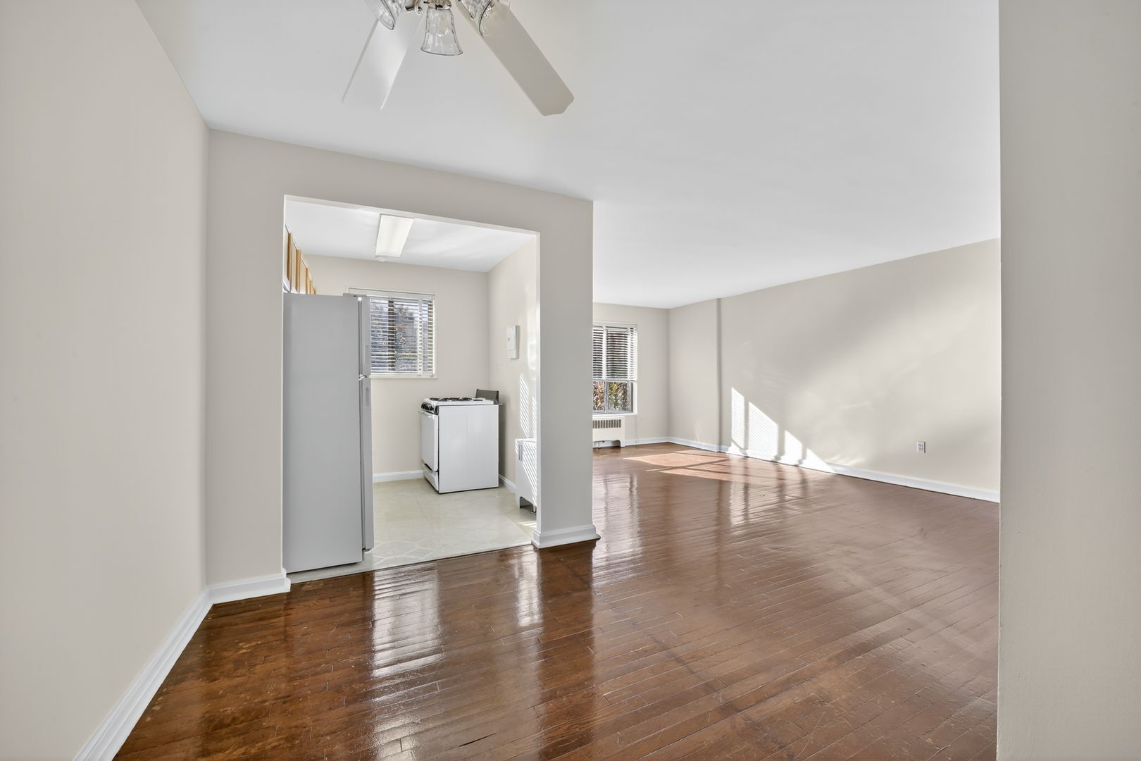 Washington Apartment: 1010 G St NE