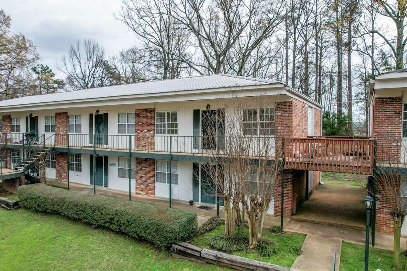 Oxford Apartment: 2216 Church St