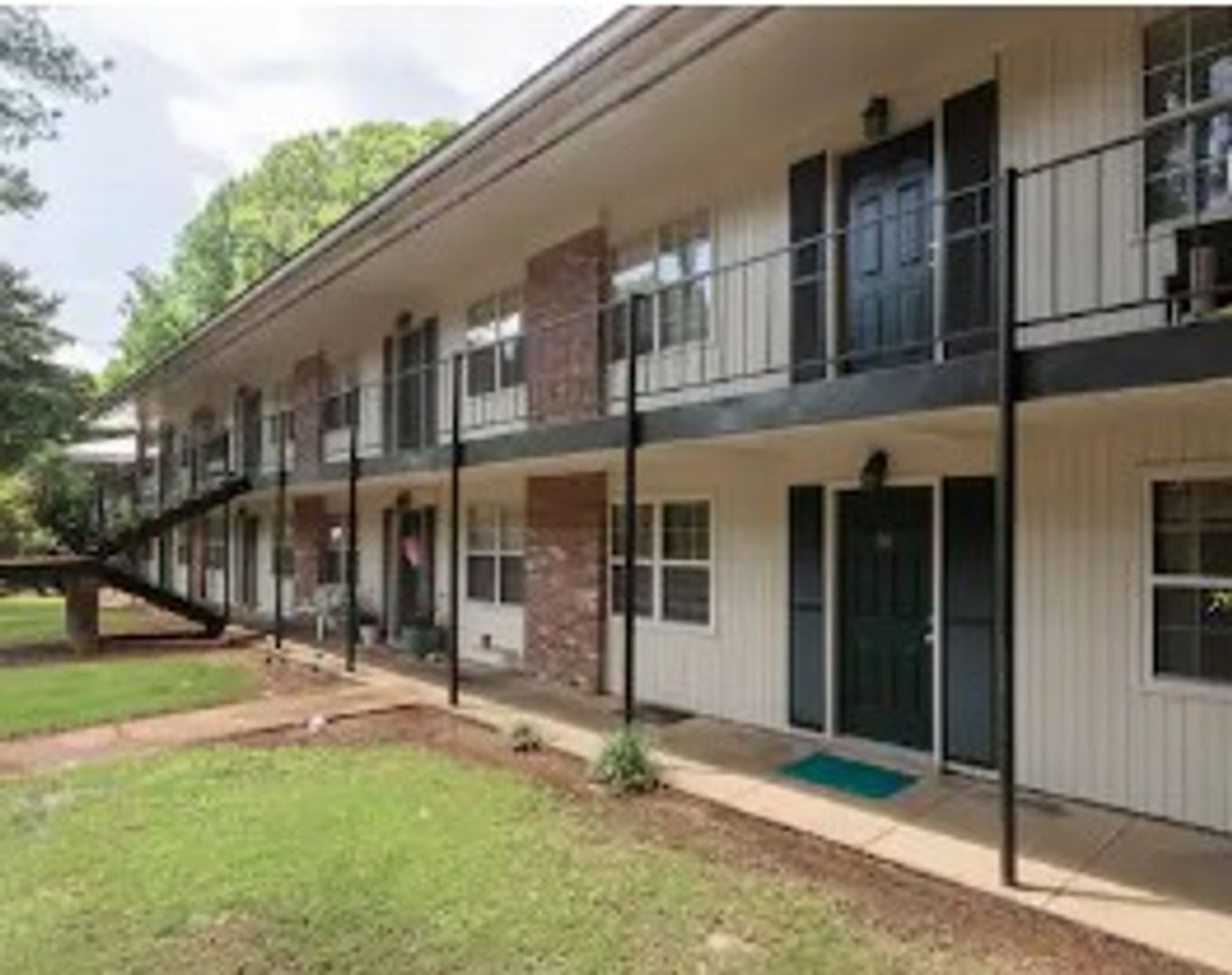 Oxford Apartment: 2216 Church St