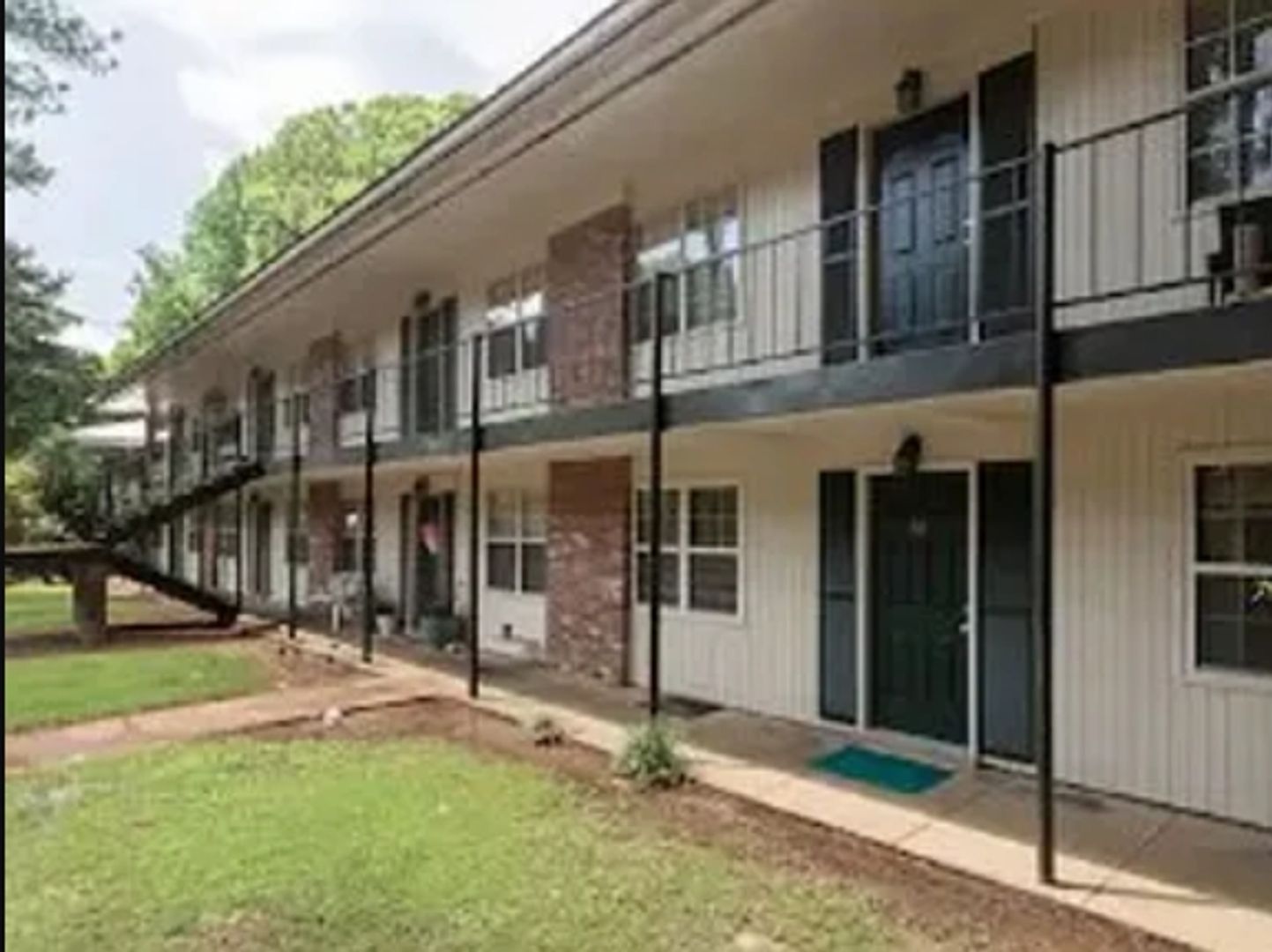 Oxford Apartment: 2216 Church St