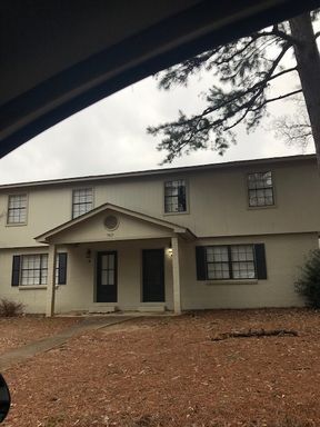 Excellent Location! 3 Bed 2.5 Bath Townhouse! – photo 1