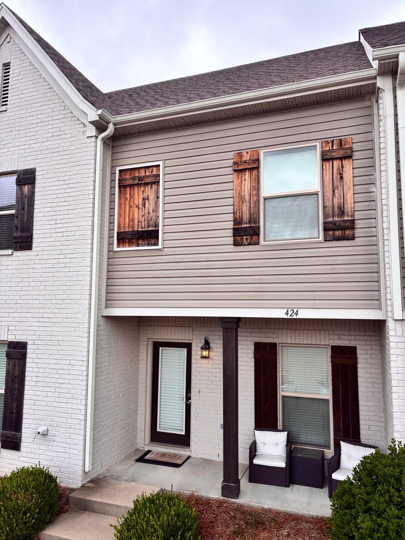 Oxford Townhome: 424 Walker Circle