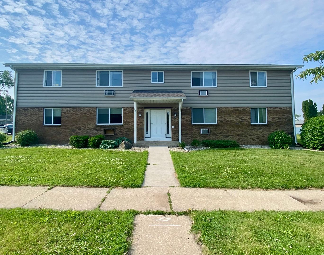Janesville Apartment: 719 Kellogg Ave.