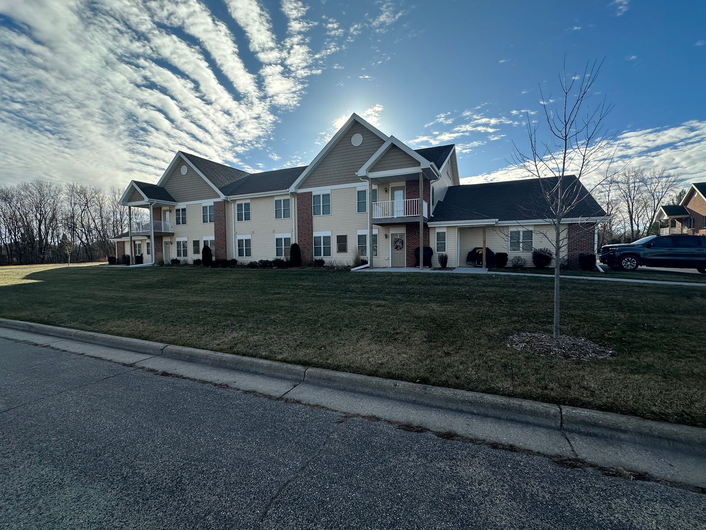 Milton Apartment: 553 Sunset Dr.