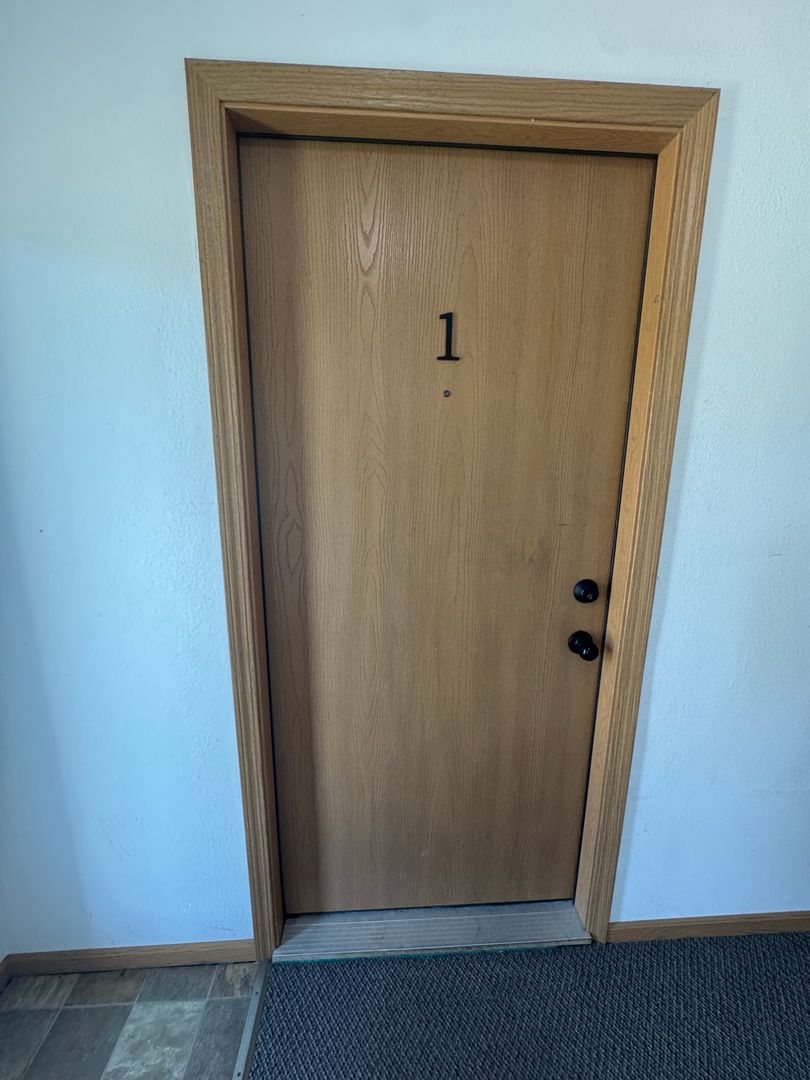 Janesville Apartment: 647 Kellogg Ave.