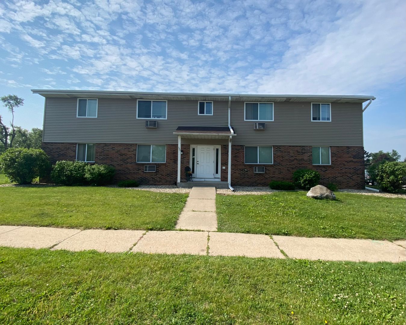 Janesville Apartment: 733 Kellogg Ave.