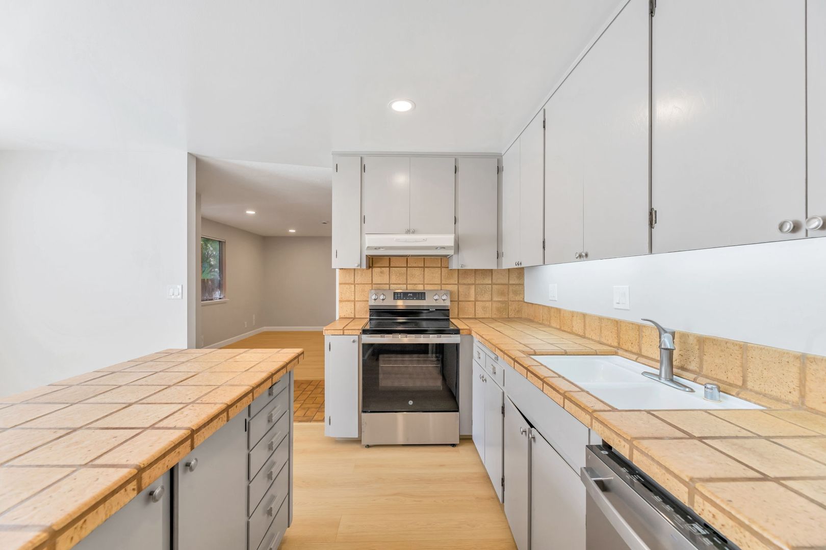 Sunnyvale Apartment: 487 S Taaffe St