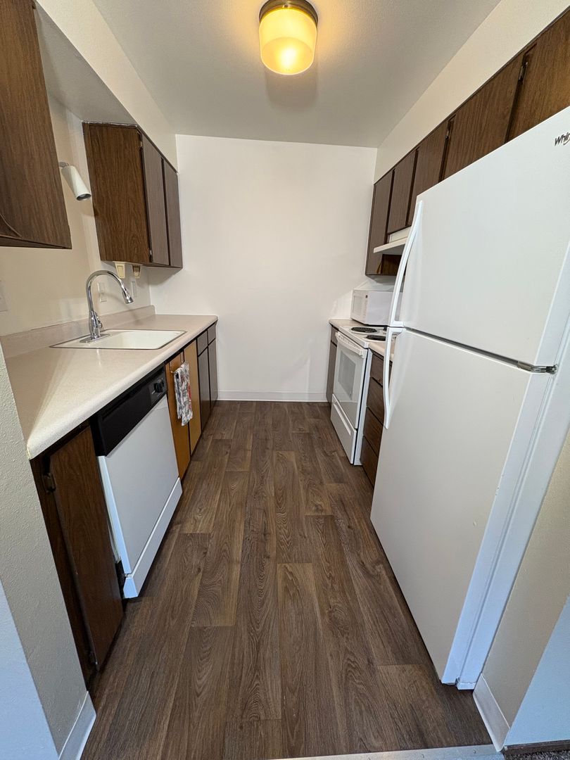 Hillcrest Apartments (998) 4 of 8
