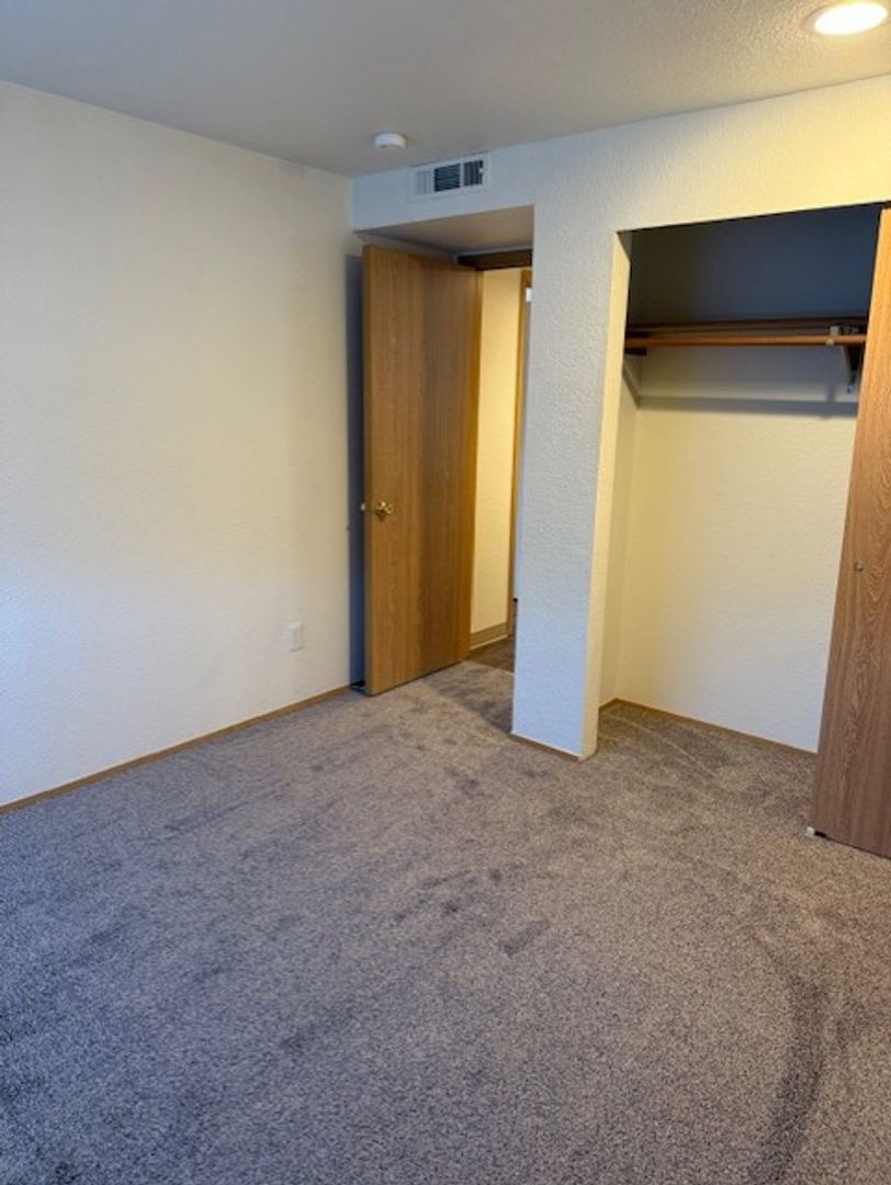 Roseburg Apartment: 2511 Edenbower Blvd