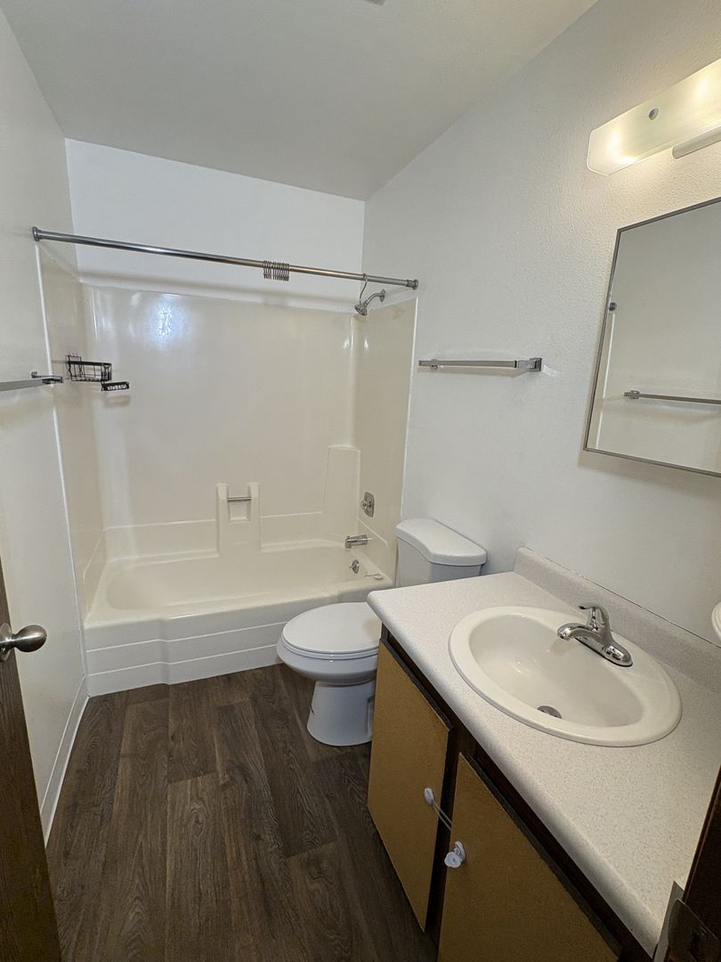 Hillcrest Apartments (998) 6 of 8