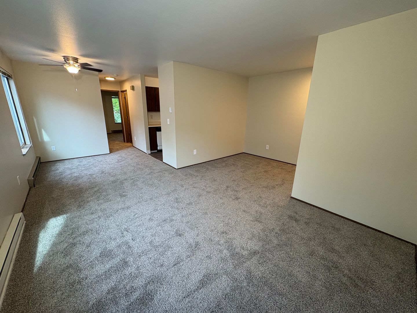 Hillcrest Apartments (998) 2 of 8