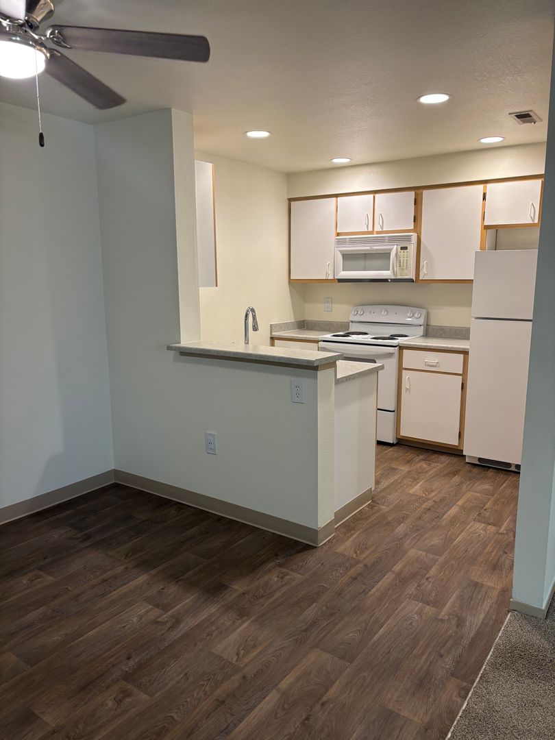 Roseburg Apartment: 2511 Edenbower Blvd