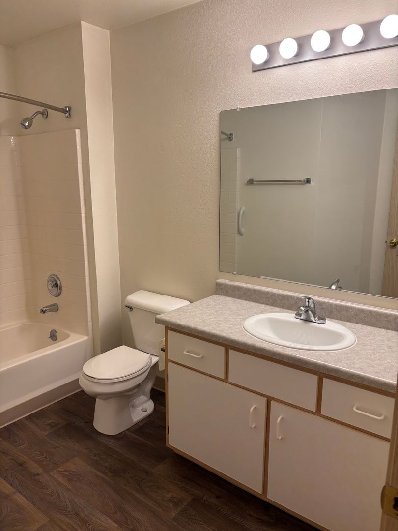 Roseburg Apartment: 2511 Edenbower Blvd