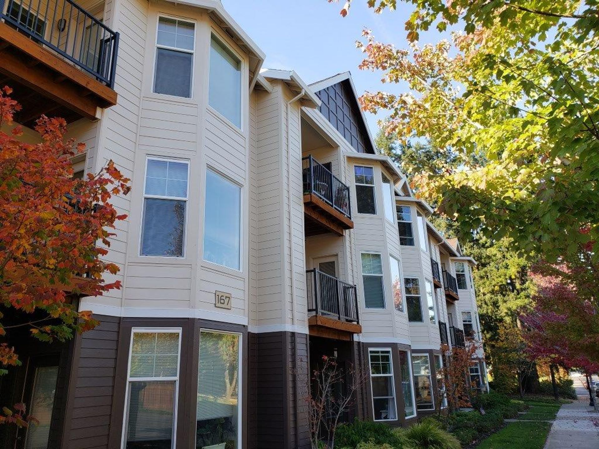 Hillsboro Apartment: 117 NE 25th Ave