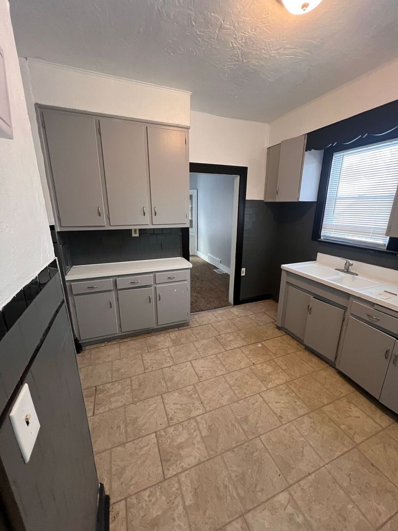 Cleveland House: 18101 Schenely Ave