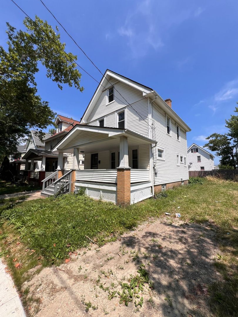 Cleveland House: 15407 School Ave