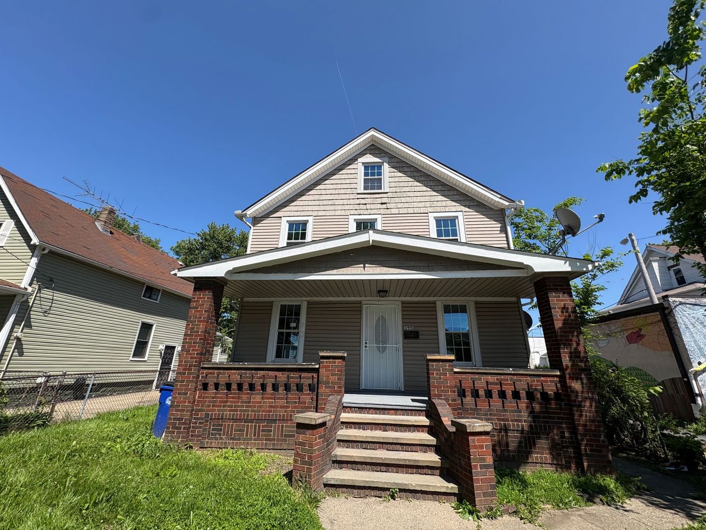 Cleveland House: 395 E 161st St