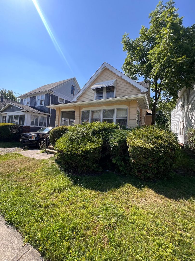 Cleveland House: 15912 Parkgrove Ave