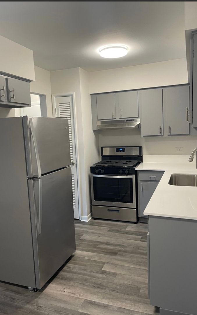 Lansing Apartment: 3249 187th St.