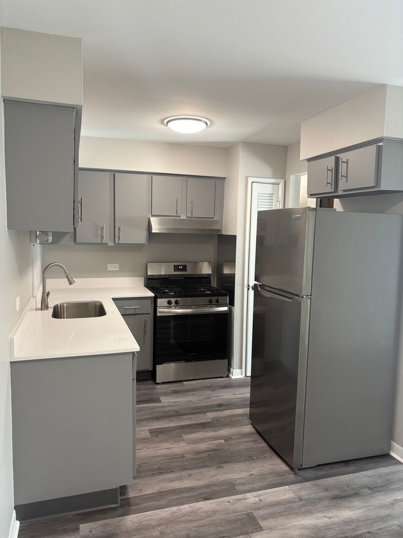 Lansing Apartment: 3249 187th St.