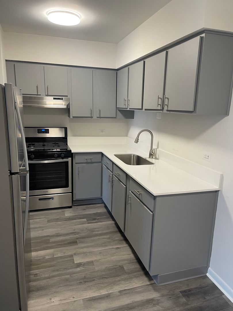 Lansing Apartment: 3249 187th St.