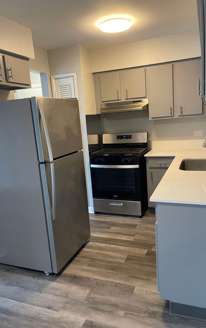 Lansing Apartment: 3249 187th St.