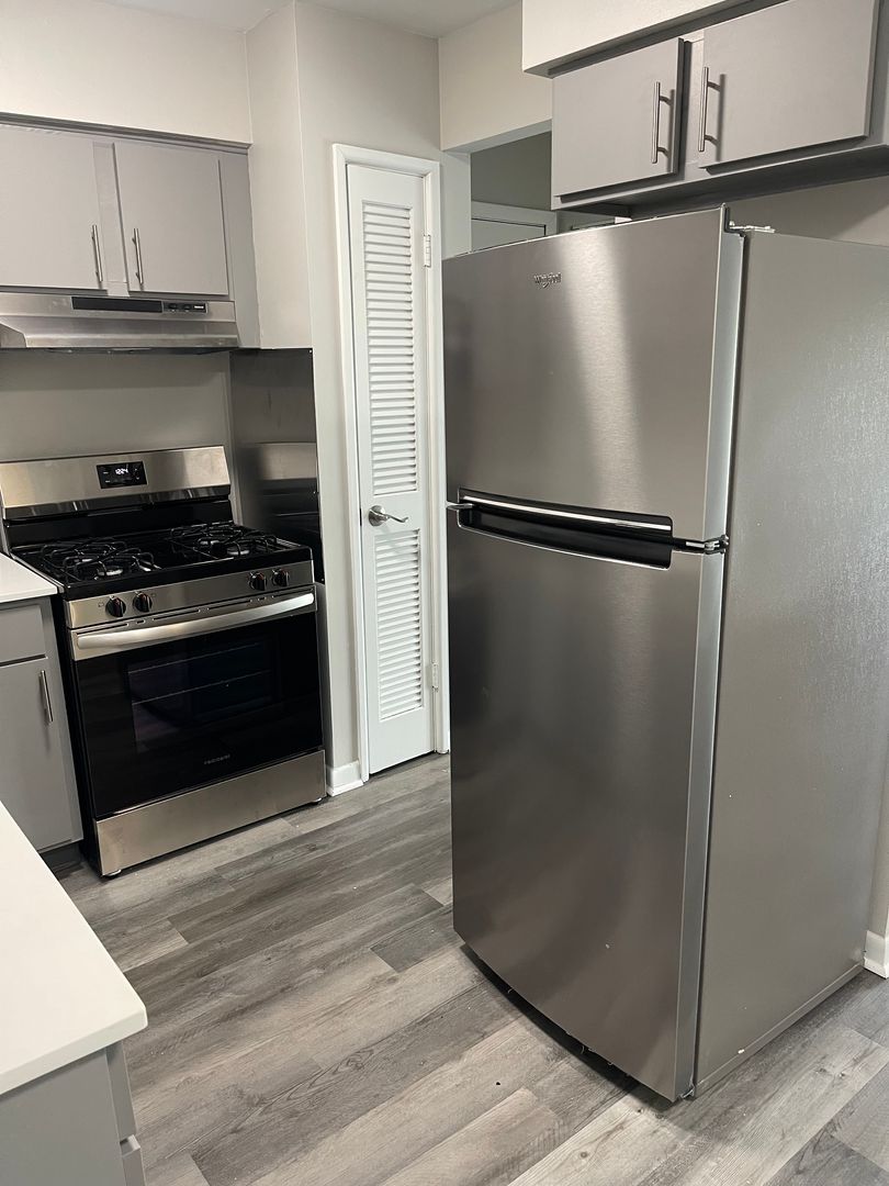 Lansing Apartment: 3249 187th St.