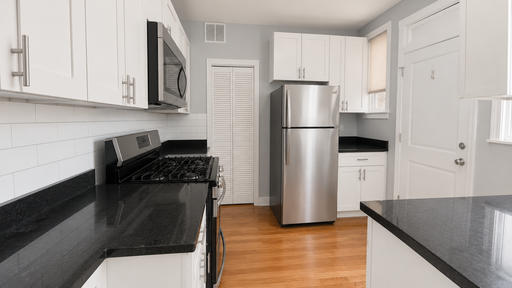 2-Bedroom Apartment Near Loyola University in East Rogers Park – photo 1