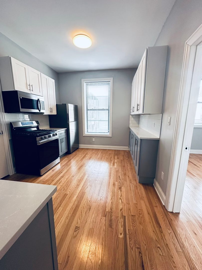 Chicago Apartment: 900 W. Montrose