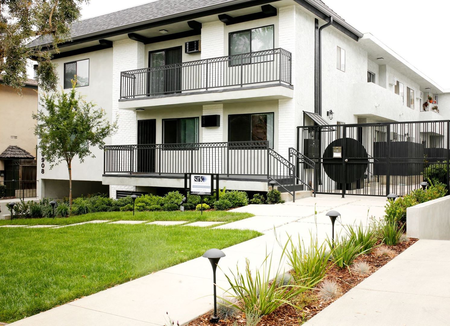 Los Angeles Apartment: 10908 Rose Avenue