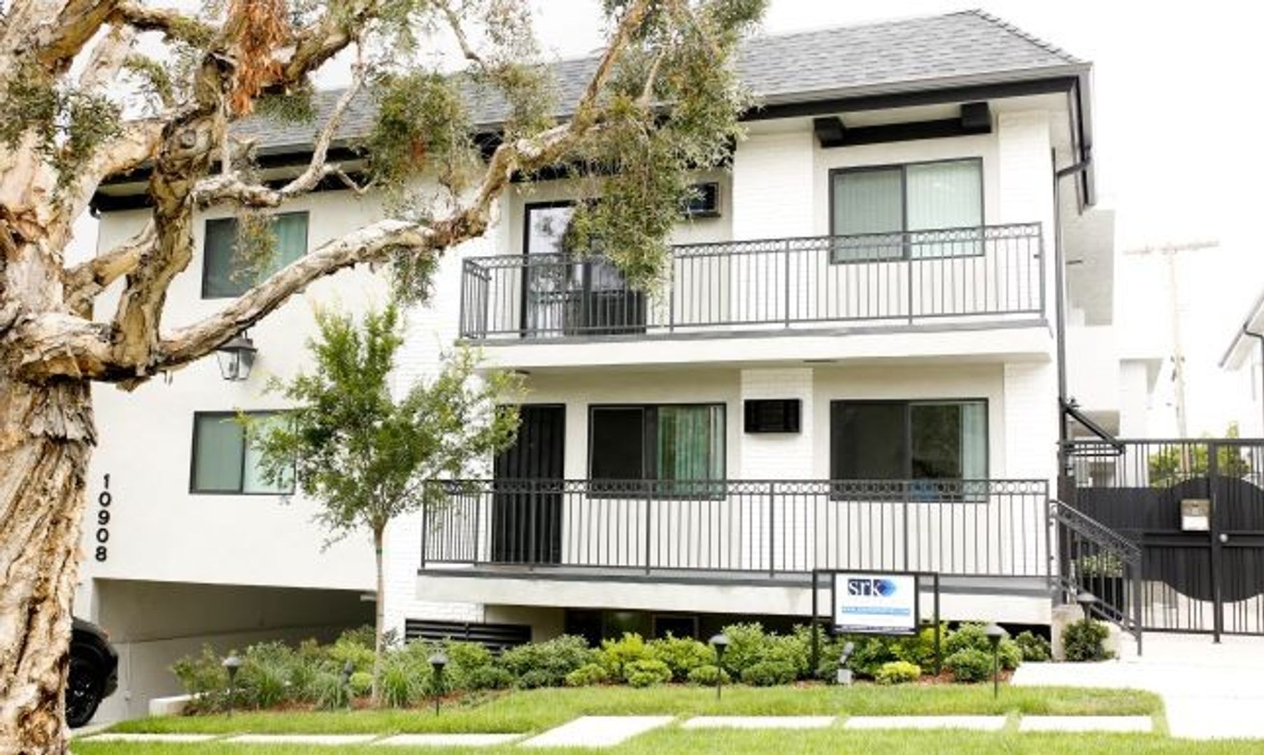 Los Angeles Apartment: 10908 Rose Avenue