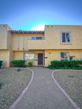 COZY 2 BEDROOM, 1.5 BATHS TOWNHOME WITH A COURTYARD PATIO! – photo 1