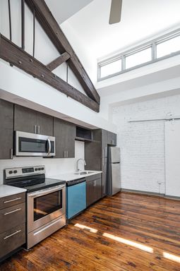 One bedroom in historic downtown Richmond – photo 1