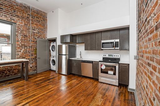 Natural Light, Extra Storage, and Washer & Dryer One Bedroom – photo 1