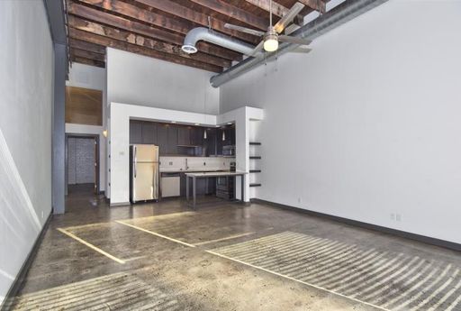 First-floor apartment, exterior entry, front-row parking, tall ceilings! – photo 1