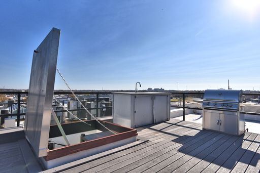ONE MONTH FREE! Penthouse Unit With Amazing Skyline Views!! State of the Art Kitchen, Private Rooftop Patio, & Jacuzzi Tub – photo 1