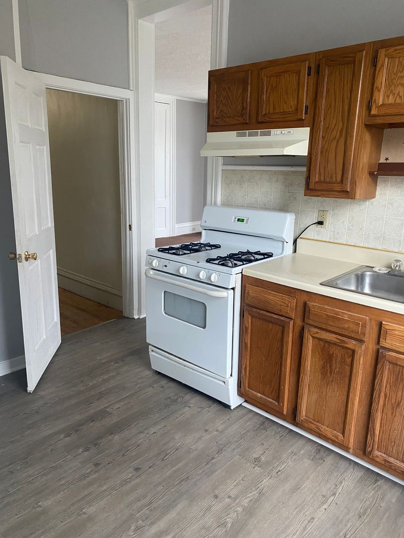 Palmyra Apartment: 240 W Main St