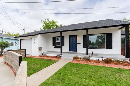Beautiful, remodeled, detached home with large yard! – photo 1