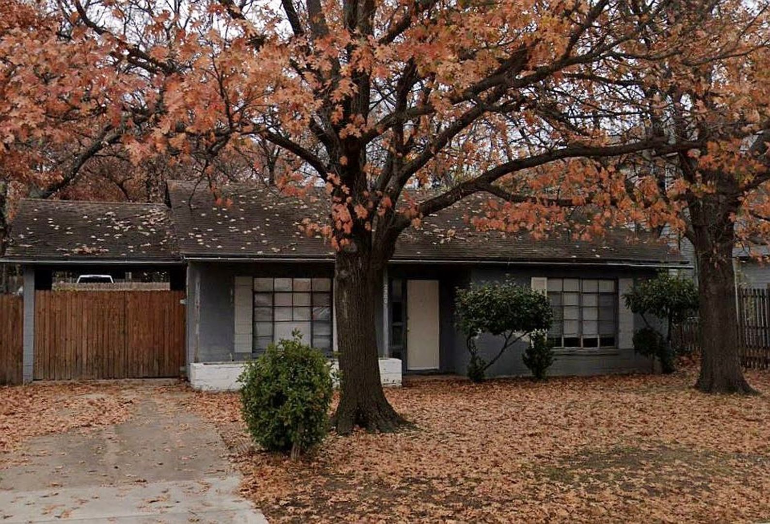 Denton House: 2300 W Hickory Street