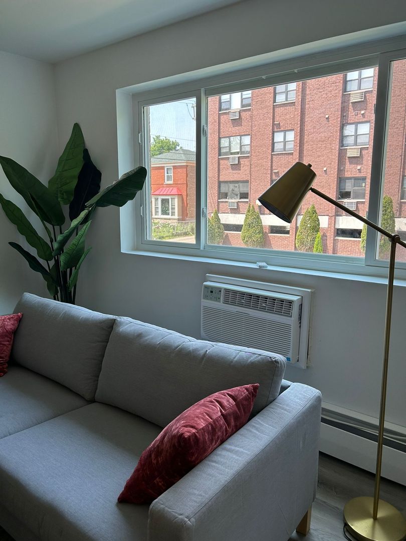 Chicago Apartment: 2001 Summerdale Ave