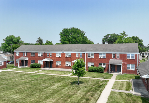 Spacious 2 Bedroom Townhome with Washer/Dryer Hookups! – photo 1