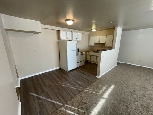 Beautiful 2 Bedroom with New Flooring and Upgraded Bathroom! – photo 1