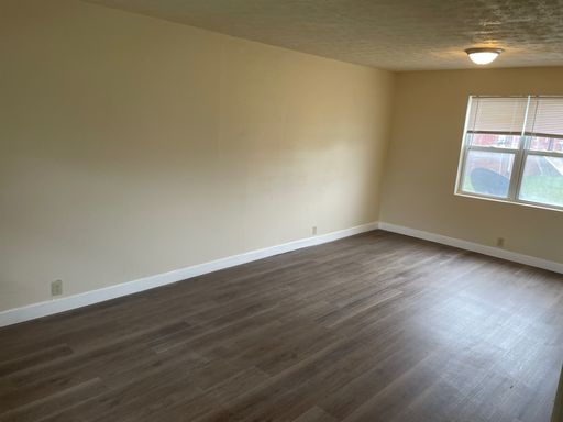 Cozy 2 Bedroom Townhouse w/ Washer & Dryer Hookups! – photo 1